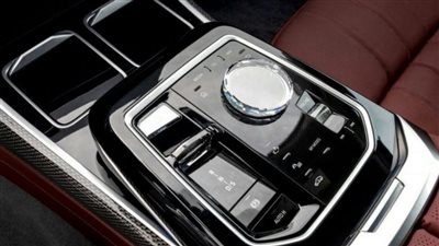 بي إم دبليو تتخذ هذا القرار لتسهيل التحكم في الشاشات اللمسية بسياراتها