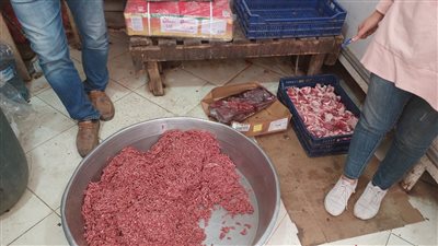 تموين غرب والجمرك بالإسكندرية تضبط مصنعات لحوم وسلع مجهولة المصدر