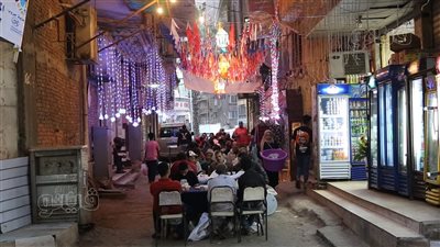  يمني بيفطر جنب مصري