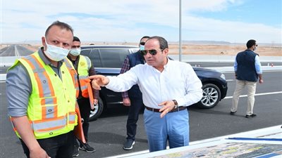 بسام راضي: الرئيس يتفقد أعمال التطوير على امتداد طريق القاهرة السويس بما في ذلك الكباري التي تم إنشاؤها أعلى الطريق لربطه مع العديد من المحاور العرضية الرئيسية