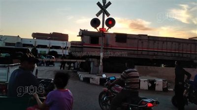 تعطل حركة السيارات بالغربية بعد توقف قطار بمزلقان 