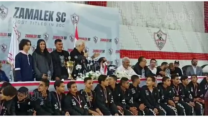 مرتضى منصور مع أبناء