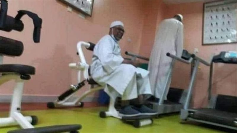 البشير في صالة رياضية