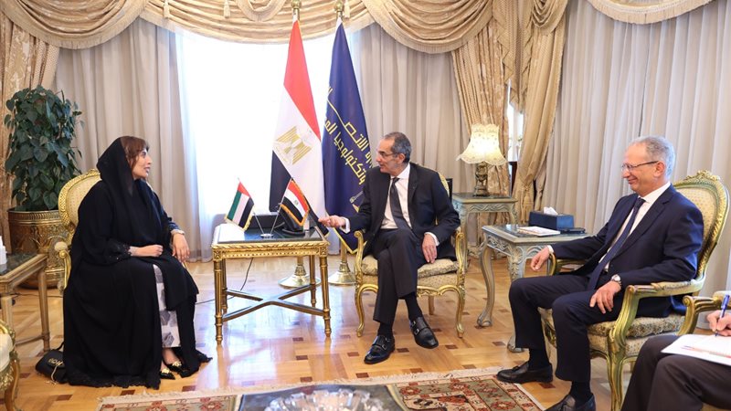 وزير الاتصالات خلال