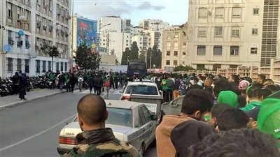 الأمن المغربي يفقد السيطرة.. جماهير الرجاء تقتحم ملعب مركب محمد الخامس