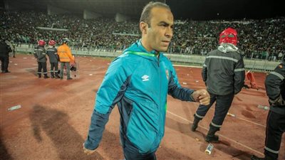 جماهير الرجاء تلقي زجاجات المياه على لاعبي الأهلي| صور 