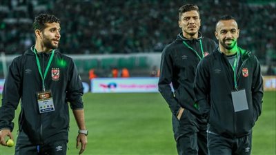 الليزر على وجوه لاعبي الأهلي خلال معاينة أرض الملعب| صور 