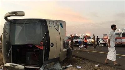 مصرع 8 أشخاص وإصابة 43 في انقلاب حافلة بالمدينة المنورة