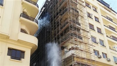 الحماية المدنية تواصل جهودها لإخماد حريق شقة في وسط القاهرة | صور 