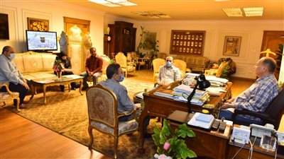 محافظ أسيوط يبحث آخر تطورات تقنين أراضي أملاك الدولة