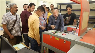 سعفان يتابع تدريب 200 سيدة على الحرف اليدوية بالقاهرة