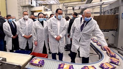 مدبولي يتفقد المنطقة الاستثمارية بيراميدز ويزور مصانع المنطقة الحرة بالعاشر 