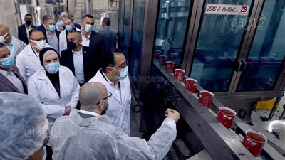 تصدر 10 آلاف طن سنويًا.. مدبولي يتفقد مقر مجموعة شركات المصرية السويسرية