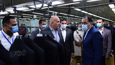 تنتج 5 آلاف بدلة يوميا.. مدبولي يجري حوارًا مع العاملين في مصنع شركة العرفة بالعاشر 