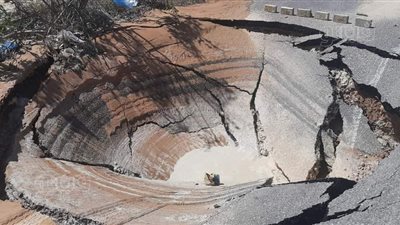 هبوط جزئي في شارع بمطروح.. ومجلس المدينة: بسبب كسر ماسورة مياه|صور