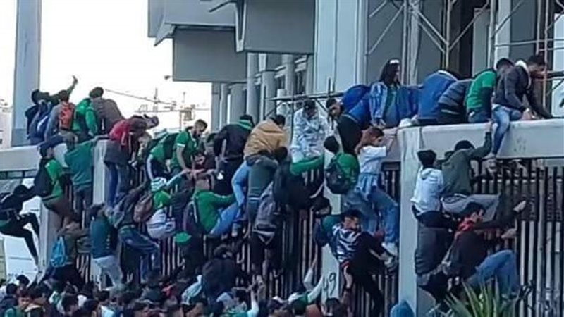 اقتحام الملعب 