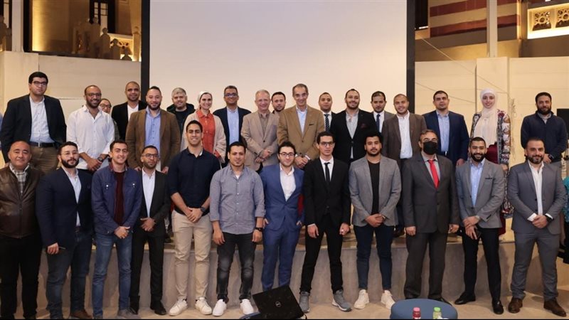 وزير الاتصالات خلال