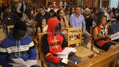 الأسقفية تحتفل بعيد القيامة.. توفر ترجمة فورية بلغة الإشارة.. والمطران يشيد بعودة القداس 