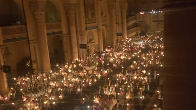 7 صور ترصد احتفالا الأقباط بقداس القيامة في الكنيسة المرقسية بالإسكندرية