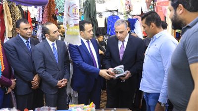 محافظ سوهاج يتفقد معارض العيد فرحتنا وسط إقبال كثيف من المواطنين 