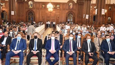 محافظ الفيوم يشارك في قداس عيد القيامة ويقدم التهاني للأقباط