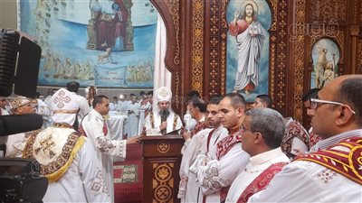 دقت أجراس الكنائس.. قداس صلاة عيد القيامة بمطرانية بني سويف
