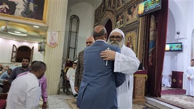 رئيس حي العمرانية يشارك في قداس عيد القيامة | صور