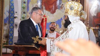 محافظ البحر الأحمر يزور الكنائس الثلاثة للتهنئة بعيد القيامة المجيد