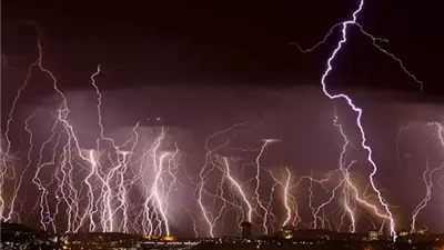 بعد حدوث ظاهرة البرق الصاعد في الولايات المتحدة.. أبرز الظواهر النادرة على كوكب الأرض 
