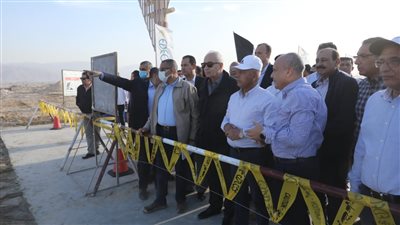 وزير النقل يتفقد ميناء السخنة ويتابع خطط توسعته 