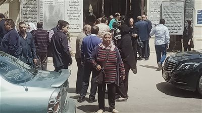 انهيار أسرة الفنانة سمية الخشاب خلال تشييع جثمان والدتها في الإسكندرية|صور 