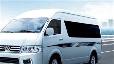 لحظة نزول سائق ميكروباص من سيارته المسرعة لمعاقبة الركاب|فيديو