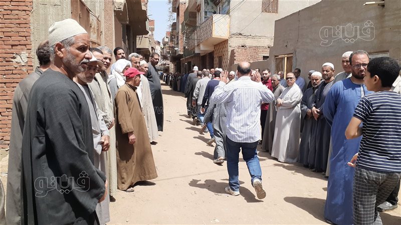 الأهالي في طابور