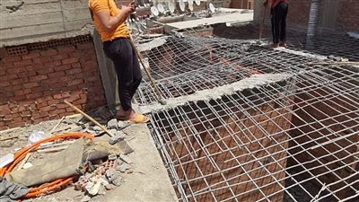 إزالة سقف بناء مجاور لمصنع المكرونة الشهير بالعمرانية| صور