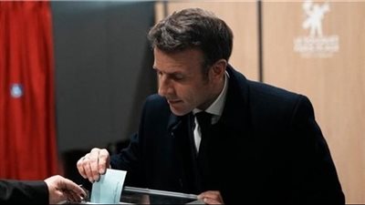 ماكرون يدلي بصوته في جولة الإعادة للانتخابات الرئاسية الفرنسية