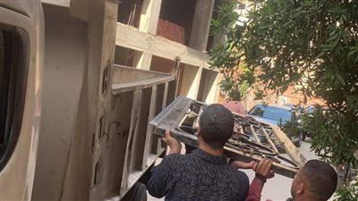 إزالة مخالفات تحويل سطح عقار لمكان سكني في الدقي | صور