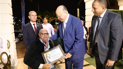 محافظ القاهرة يشارك عمال النظافة إفطارهم 