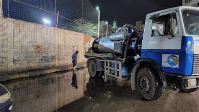 شفط تراكمات المياه بشارع كفر طهرمس بالعمرانية | صور