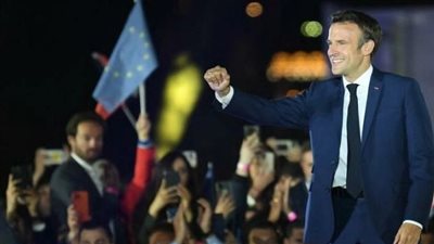 احتفالا بالفوز.. موكب ماكرون يصل برج إيفل | فيديو 