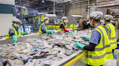 بالتفاصيل كيف تحقق الربح من مشروع تصنيع البولي إستر من مخلفات البلاستيك