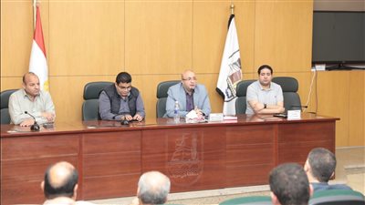 محافظ بني سويف لرؤساء المدن والقرى: أنتم خط الدفاع الأول أمام المواطن