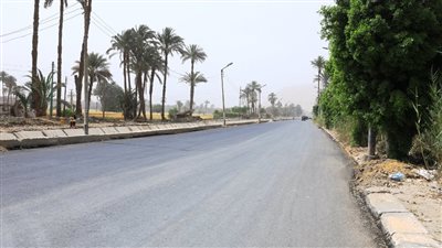 رصف طريق الحواويش الكوثر بتكلفة 2 مليون جنيه بسوهاج