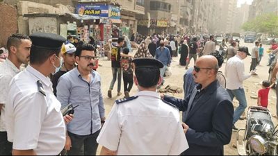 رئيس حي العمرانية بالجيزة يقود حملة لإزالة الإشغالات.. وضبط 53 مخالفة | صور