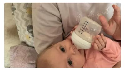 راحوا ضحية الحرب.. أوكراني ملكوم يرثي زوجته ورضيعته 