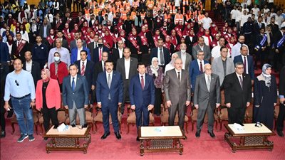 وزير الرياضة في حوار مفتوح مع شباب جامعة قناة السويس