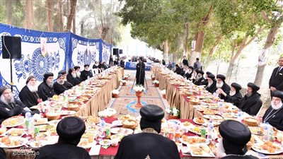 البابا تواضروس يلتقي أساقفة الكنيسة في دير السريان على مائدة الإفطار