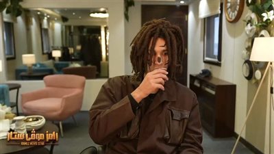 بدر بانون يحتسي قهوة 