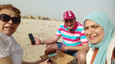 الشواطئ فاضية.. أعداد قليلة تحتفل بشم النسيم في جمصة| فيديو وصور 