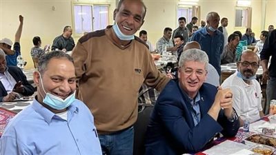 رئيس بتروجت يشارك الإفطار بمعسكر العاملين بمشروع الأسمدة الأزوتية في العين السخنة