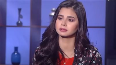 ممكن تقدمى أدوار جريئة فيها قبلات.. منة عرفة تجيب|فيديو